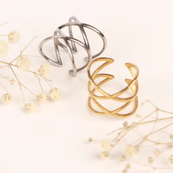 انگشتر طلایی ونقره ای