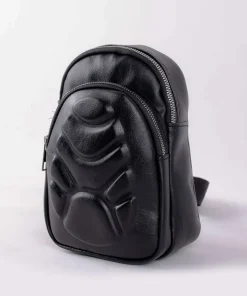 بادی بگ مردانه چرم کد BG38alt="بادی بگ مردانه چرم مشکی با طراحی برجسته و خاص، مناسب استایل خیابانی و روزمره"