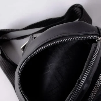 بادی بگ مردانه چرم با طراحی منحصربهفرد و جلوه سهبعدی – مناسب برای استایلهای اسپرت و استریت.