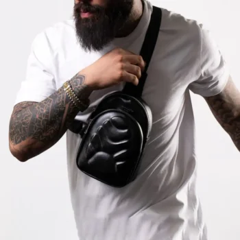 title="کیف چرمی مردانه مدل بادی بگ مشکی با طراحی خاص و جلوه سهبعدی"