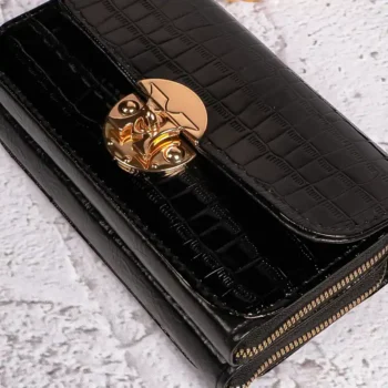 نمای نزدیک از کیف زنانه رودوشی طرح سنگی با چرم ورنی براق