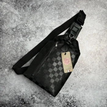 تصویر بادی بگ چرم دورو کد BG40 با طراحی شطرنجی مشکی و بند قابل تنظیم