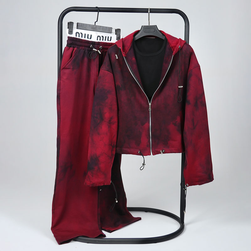 ست زنانه سویشرت کلاهدار و شلوار بگ مدل سهتیکه آبرنگی قرمزمشکی | کد DO50 - Image 4