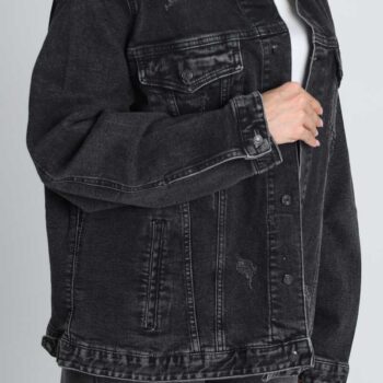 alt=“مانکن زن پوشیده در جکت جین زغالی ساده کد DO57، رنگ زغالی تیره و برش آزاد باکسی، استایل خیابانی شیک.”