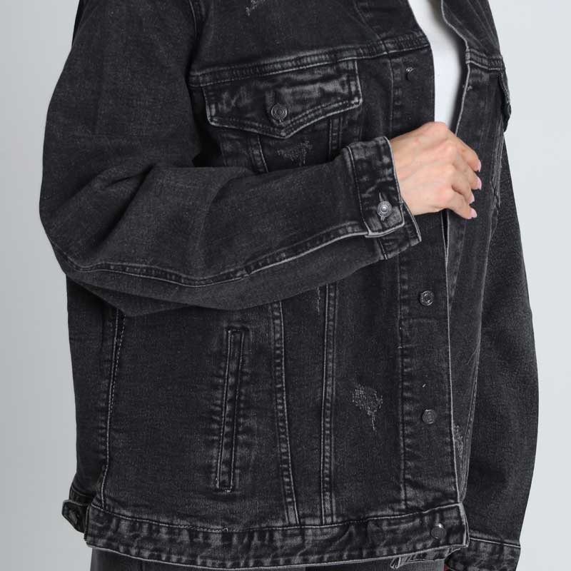 alt=“مانکن زن پوشیده در جکت جین زغالی ساده کد DO57، رنگ زغالی تیره و برش آزاد باکسی، استایل خیابانی شیک.”