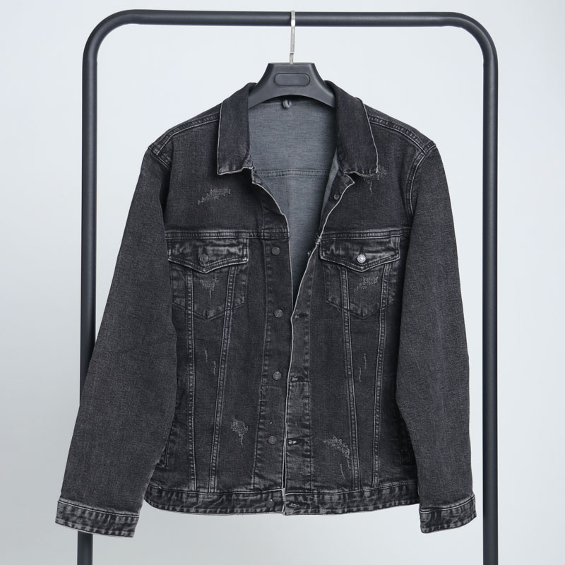 alt=“جکت جین زغالی ساده DO57، نما از روبرو با دکمههای فلزی نقرهای و طراحی باکسی یونیسکس روی زمینه سفید.”