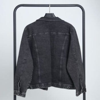 alt=“پشت جکت جین زغالی ساده DO57، برش دوخت صنعتی تمیز با رنگ سنگشوی زغالی و دوخت دوسوزنه حرفهای.”
