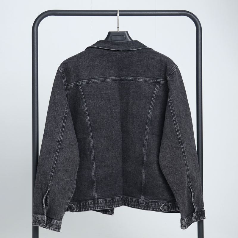 alt=“پشت جکت جین زغالی ساده DO57، برش دوخت صنعتی تمیز با رنگ سنگشوی زغالی و دوخت دوسوزنه حرفهای.”