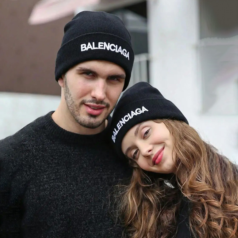 کلاه زمستانه مشکی مدل گلدوزی بالنسیاگا