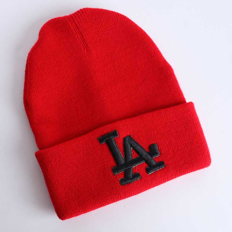 کلاه زمستانی بافتنی قرمز طرح LA | مدل اسپرت دخترانه و پسرانه - Image 3