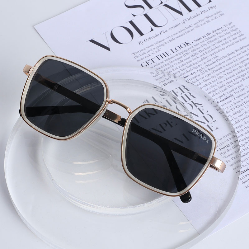 عینک آفتابی مردانه برند پرادا فریم بژ | کد EYN33 - Image 2