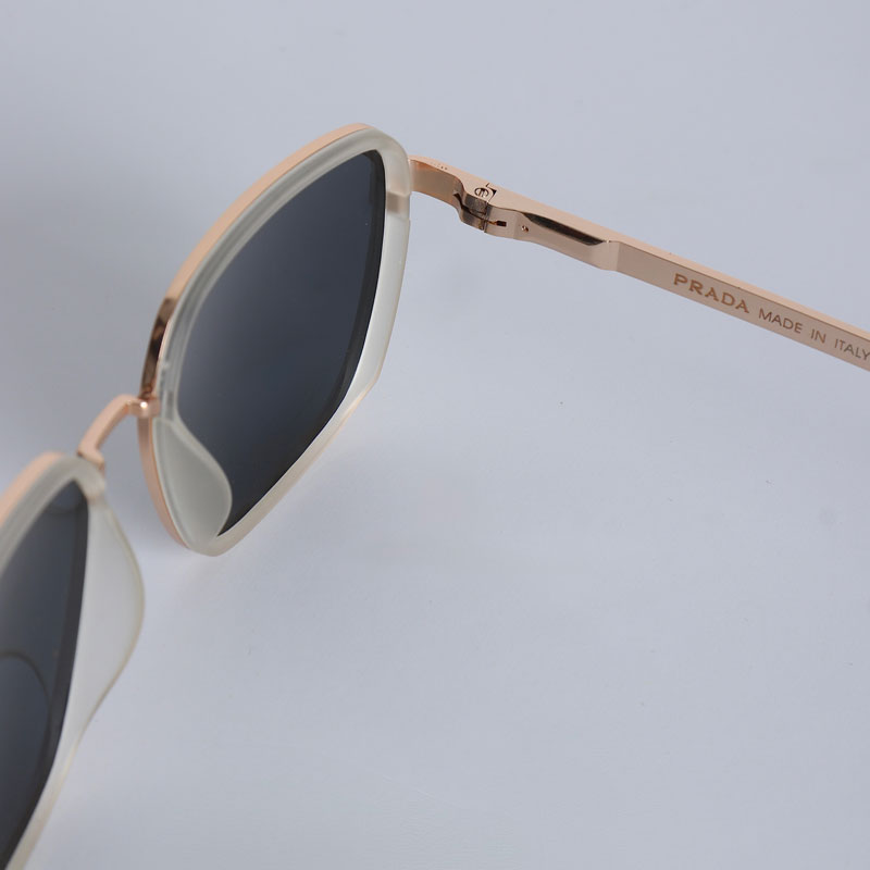 عینک آفتابی مردانه برند پرادا فریم بژ | کد EYN33 - Image 3