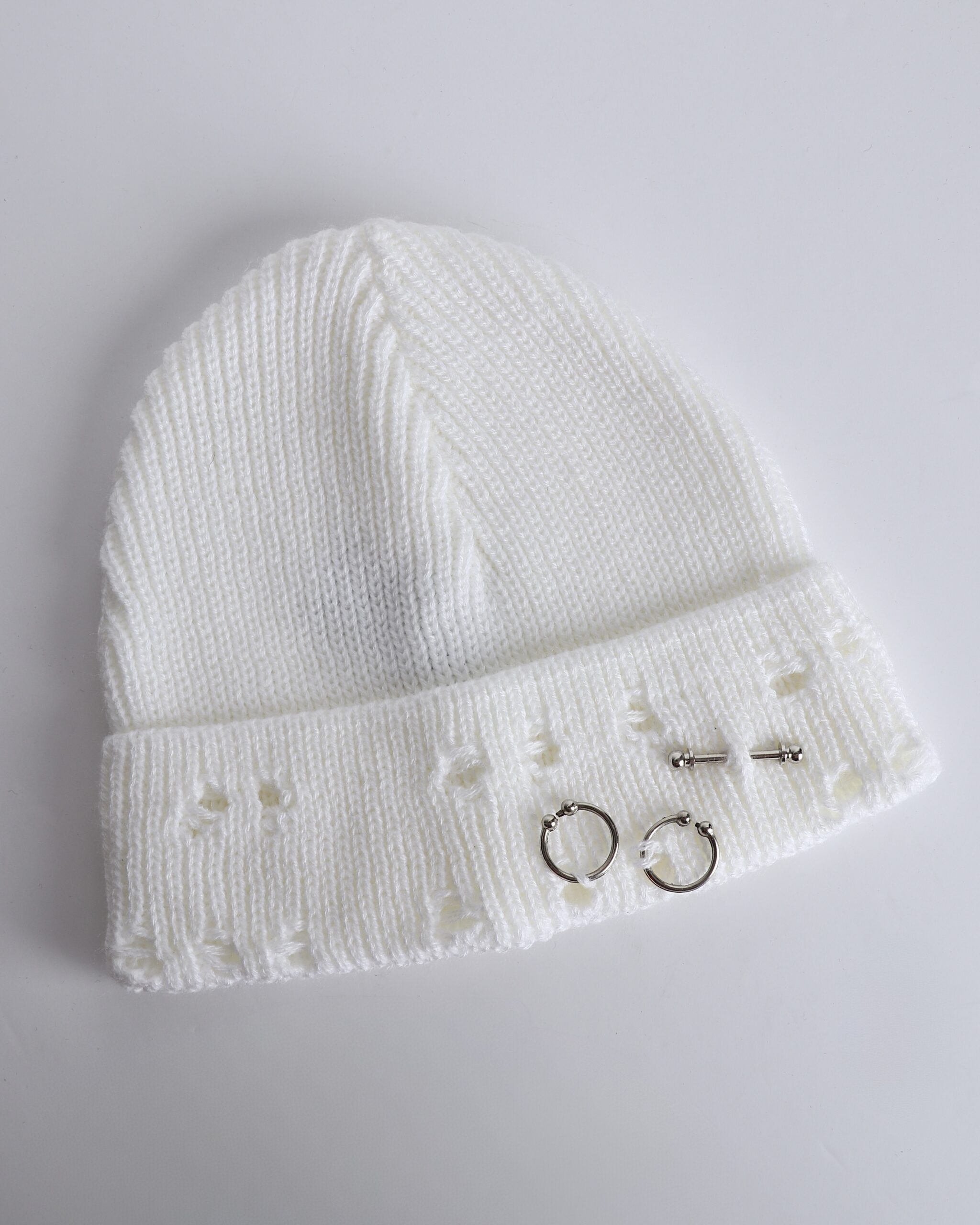 کلاه بافتنی پرسینگدار رنگ سفید - Image 2
