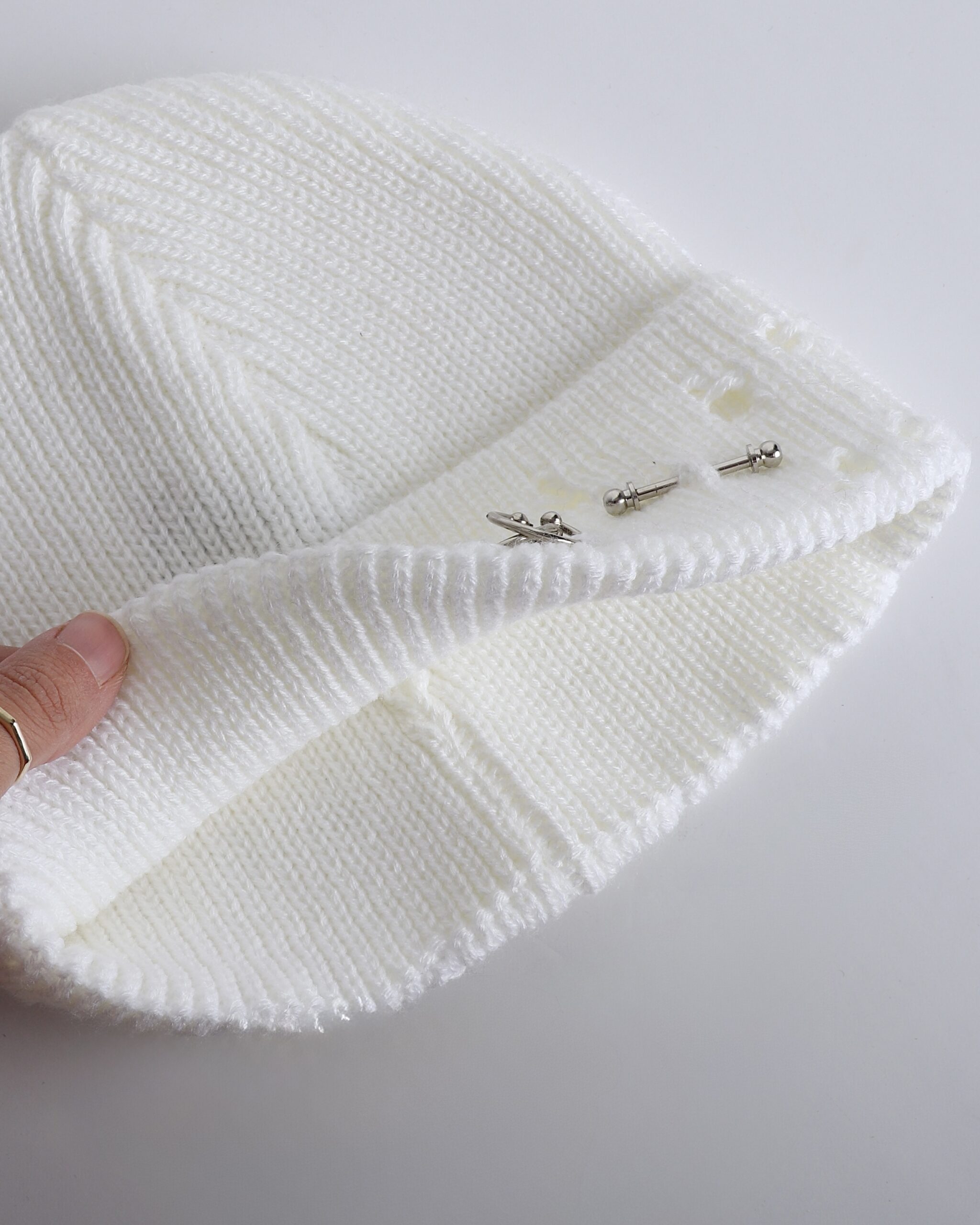 کلاه بافتنی پرسینگدار رنگ سفید - Image 3