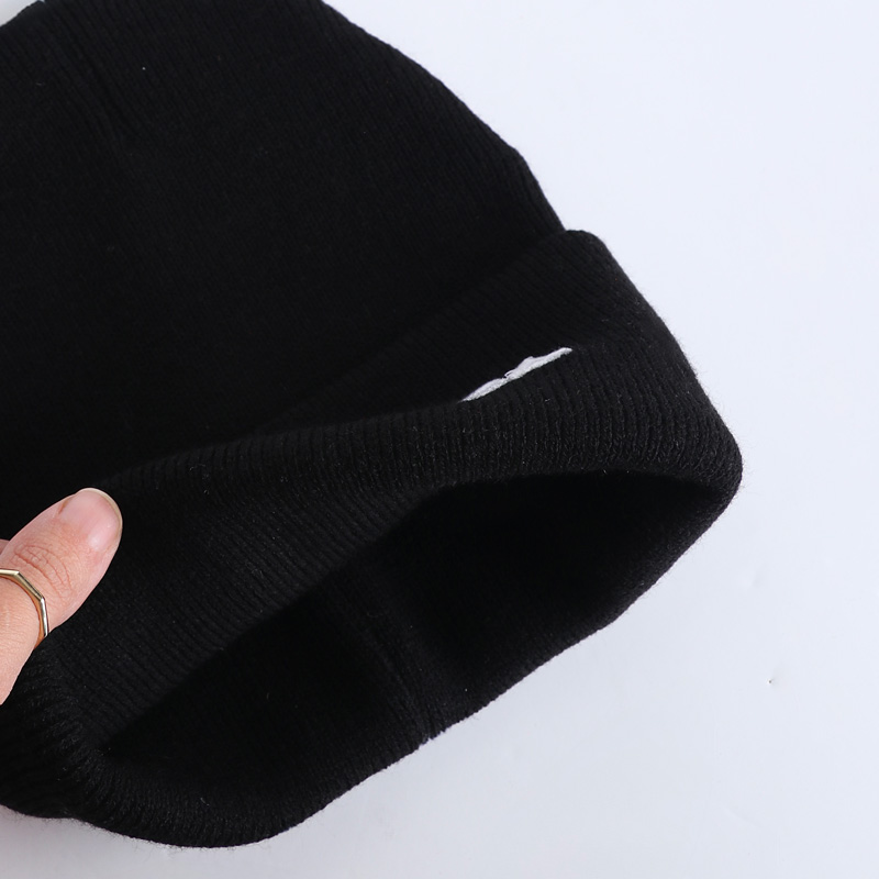 کلاه زمستانه مشکی مدل گلدوزی بالنسیاگا - Image 3