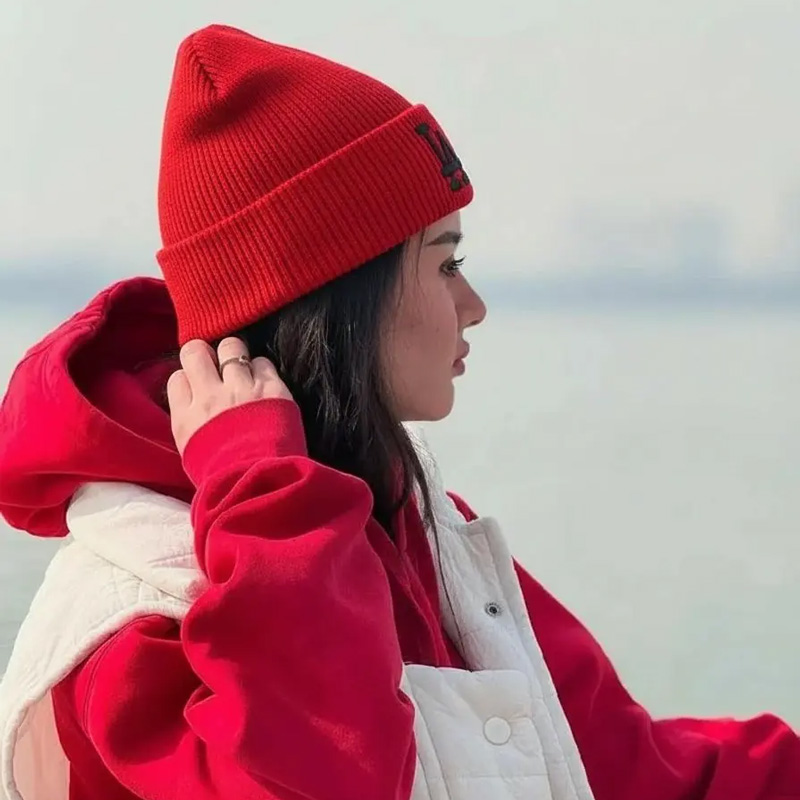 کلاه زمستانی بافتنی قرمز طرح LA | مدل اسپرت دخترانه و پسرانه - Image 2