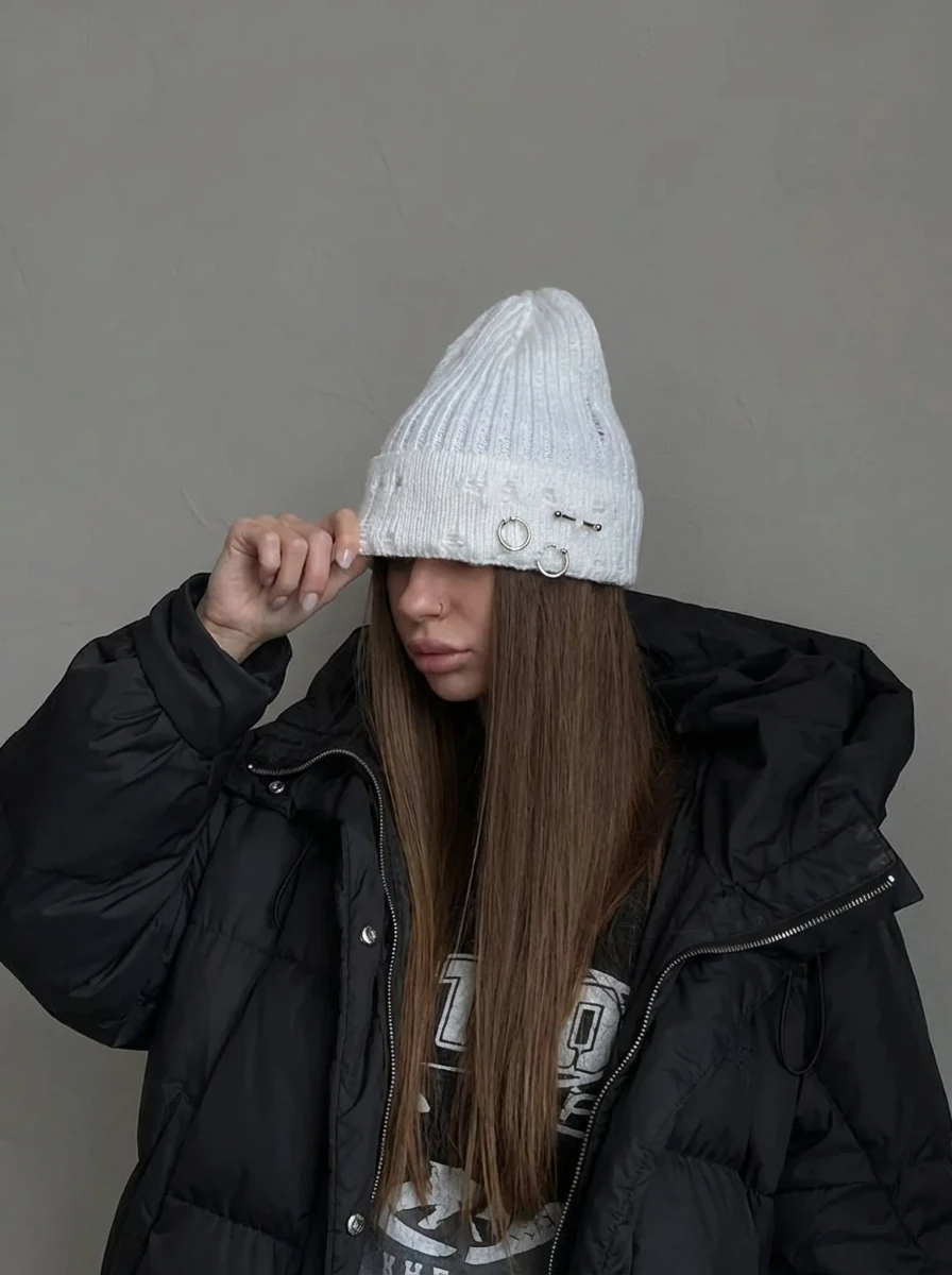 کلاه بافتنی پرسینگدار رنگ سفید