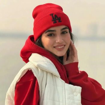 کلاه زمستانی بافتنی قرمز طرح LA | مدل اسپرت دخترانه و پسرانه