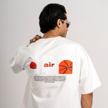 نمای نزدیک تیشرت سفید