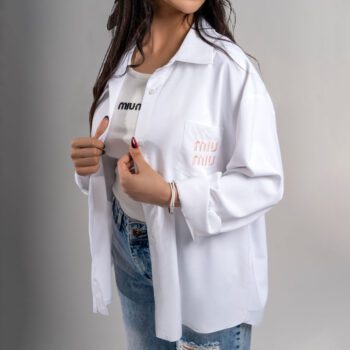 نمای نزدیک ست سفید دو تیکه شومیز کراپ زنانه گلدوزی شده