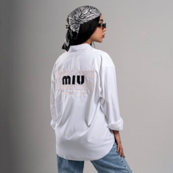 نمای پشت ست سفید دو تیکه شومیز کراپ زنانه گلدوزی شده