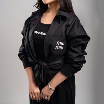 نمای نزدیک ست مشکی دو تیکه شومیز کراپ زنانه گلدوزی شده