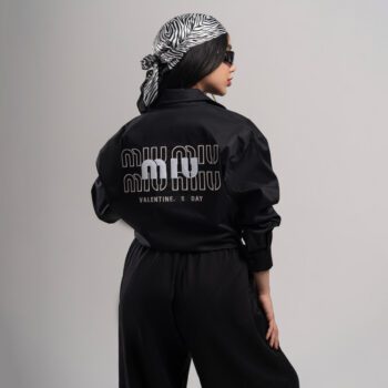 نمای پشت ست دو تیکه شومیز کراپ زنانه گلدوزی شده