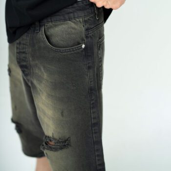 نمای نزدیک شلوارک جین ذغالی زاپدار مردانه