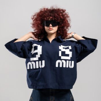 نمای نزدیک چاپ و زیپ تیشرت باکسی دخترانه