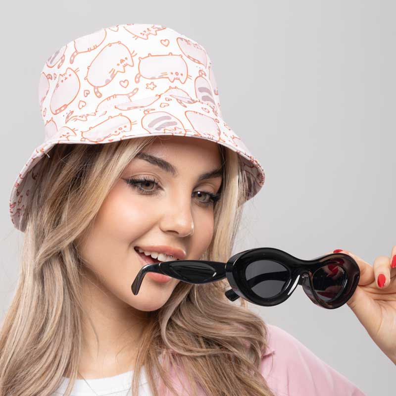 عینک دودی زنانه لووه (Loewe) مدل فشن کد EYN40 | طراحی بیضی مشکی - Image 3